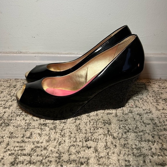 Lilly Pulitzer Black Brazil Patent Leather Glitter Peep Toe Wedges Size 8 - Picture 1 of 10